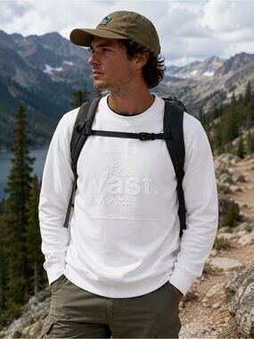 VAST LIFE White Crewneck Sweatshirt NWT